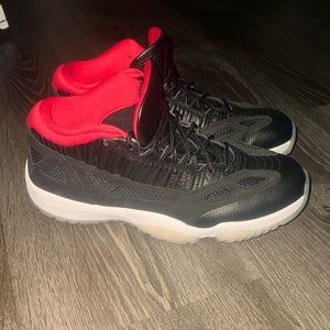 Nike Air Jordan 11 Retro ie- Black / True Red